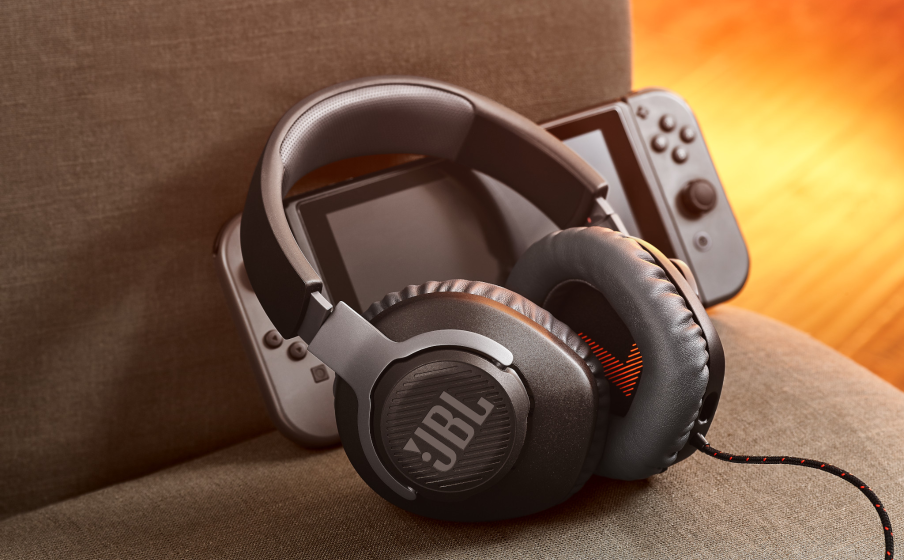 Be at the center of the game with JBL QuantumSOUND Signature