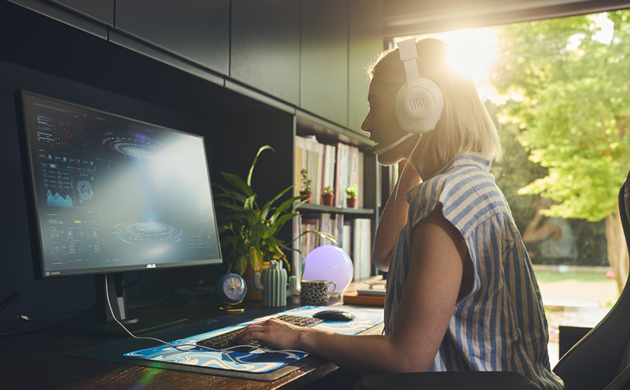 Be at the center of the game with JBL QuantumSOUND Signature